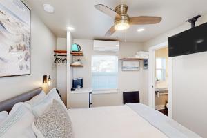 费南迪纳比奇Beach 5 Villas #B3的一间卧室配有一张床和吊扇