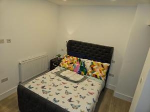 伦敦Luxury 1-Bed Apartment in London的一间卧室配有一张带黑色床头板的床