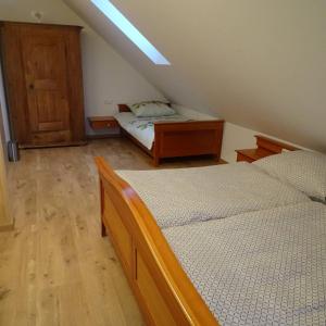 菲施巴赫Beim Bergbauer的一间卧室设有两张床和木制橱柜