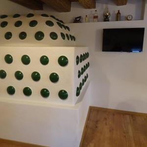 菲施巴赫Beim Bergbauer的墙上有一排绿色球的房间