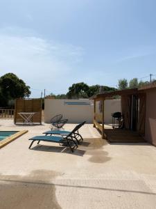 博尼法乔Petit chalet d’été avec piscine privée chauffée的一个带野餐桌和游泳池的庭院