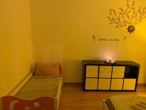 Sala BologneseGrazioso appartamento a Osteria Nuova的一间卧室配有一张床和一个带蜡烛的梳妆台