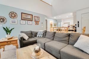 DoverSkiing Haven的客厅配有灰色的沙发和桌子