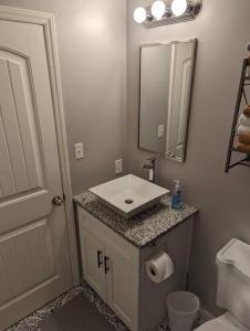 斯帕坦堡Cozy 3BR house near downtown Spartanburg.的浴室设有白色水槽和镜子