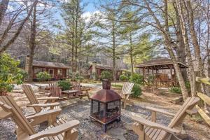 布洛英罗克山Picturesque Riverside Cabin with Fireplace and Porch的后院设有椅子、烧烤架和凉亭