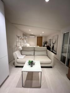 德尼亚Lalola villas - Casa privada Denia的客厅配有白色的沙发和桌子