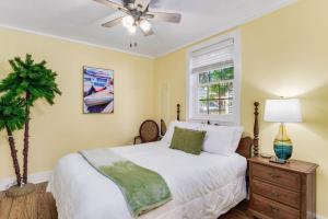 彭萨科拉Robin's Nest的一间卧室配有一张床和吊扇