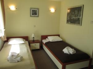 克罗斯诺U Szelca的两张位于酒店客房的床 - 带毛巾