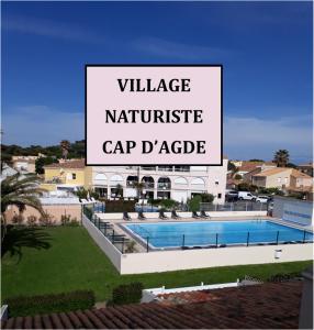 阿格德角Chambres d'Hotes NATURISTE, Village Naturiste Cap d'Agde, Draps, Serviette, Café, Menage inclus en fin de sejour的读到南塔卡帕皮克卡帕皮克村的大标志