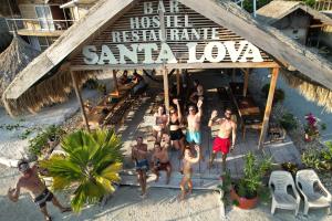 Tintipan IslandSanta Lova Eco-hostel Isla Tintipan的一群站在餐馆前的人