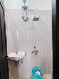 Soorya Madhavam Apartment Guruvayur - 200 m from temple walkable的一间浴室