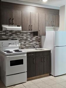 勒杜克Western Budget Motel #1 Leduc/Nisku的厨房配有白色炉灶和冰箱。
