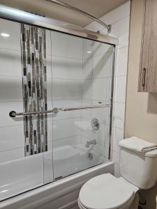 勒杜克Western Budget Motel #1 Leduc/Nisku的带淋浴和卫生间的浴室