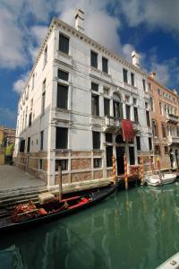 威尼斯阿巴德萨豪华酒店的运河上的建筑物,水中有一条船