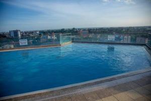 内罗毕Madaraka 2 Bed apartment with Rooftop pool.的大楼顶部的大型游泳池