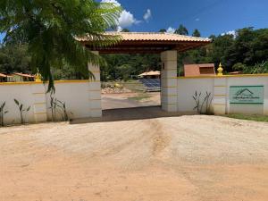 库尼亚Aconchego da bocaina的一座带大门和棕榈树的房子