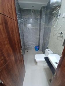 阿格拉Hotel Ganga Palace By Goyal Hoteliers的浴室配有卫生间、盥洗盆和淋浴。