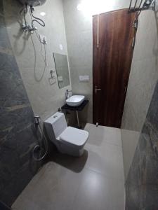 阿格拉Hotel Ganga Palace By Goyal Hoteliers的一间带卫生间和水槽的浴室