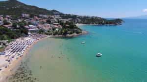 帕雷恩特西菲基昂Porto Palio Beach Hotel的和水中的人一起欣赏海滩的空中景色