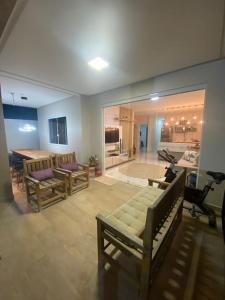 盖比姆Guaibim House- Sua casa de praia的一间带长椅和桌子的客厅以及一间厨房