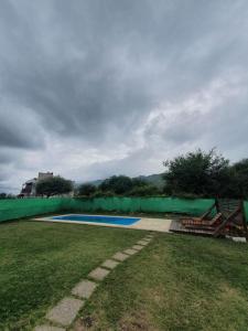 San RoqueCasa om的一个带绿色围栏的庭院内的游泳池