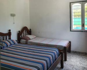 San RoqueCasa om的卧室内两张并排的床