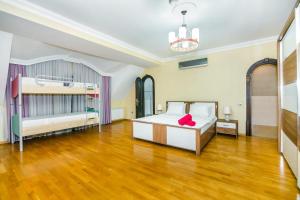 巴库VIP Apartment PARMALAT的一间卧室配有一张粉红色花卉床