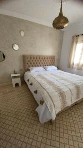 索维拉Riad D’AR GANne by Carole的一间卧室设有一张大床和一个窗户。