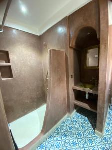 索维拉Riad D’AR GANne by Carole的带淋浴、水槽和镜子的浴室