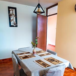 奇瓦伊Apartamento Colca 's Home, cuenta con dos habitaciones的餐桌、蓝桌布和椅子