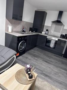 莱斯特Home in Leicester!的一个带水槽和桌子的厨房