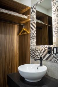 ZitácuaroHOTEL DEL CARMEN的浴室设有白色水槽和镜子