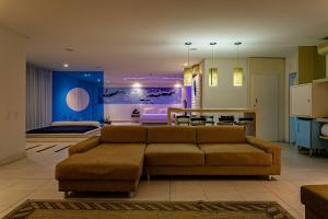 弗洛里亚诺波利斯Nantai premium MOTEL的带沙发的客厅和用餐室