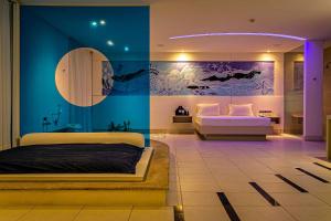 弗洛里亚诺波利斯Nantai premium MOTEL的一间卧室设有两张床,墙上挂着一幅画