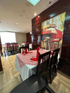 赫尔格达赫尔格达艾拉利亚酒店的一间餐厅,餐桌上摆放着红色餐巾