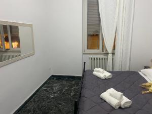 马泰拉Centralissimo 50mt的一间卧室配有带毛巾的床