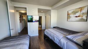 洛杉矶Amazing 2Bdr Home Must See DTLA的一间卧室配有两张床和一台平面电视