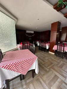 赫尔格达赫尔格达艾拉利亚酒店的一间用餐室,配有红色和白色的桌子和椅子