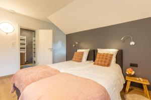 雅莱Villas Seven - Les chambres的一间卧室设有两张床和窗户。