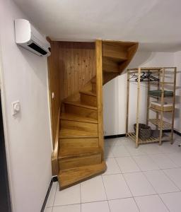 敦刻尔克Bienvenue chez Coco的木楼梯,位于一个有墙的房间