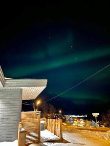 FjordgårdSegla bed & go的天空中北极光的图像