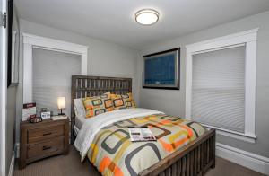 亚克朗Berrodin Bed & Breakfast的一间卧室设有一张床和两个窗户。