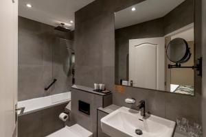 凯西克博罗门大酒店 的一间带水槽和镜子的浴室