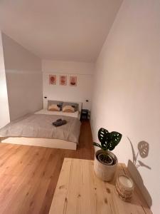 多斯滕Große Apartments für Monteure & Feriengäste的一间卧室配有一张床和盆栽植物