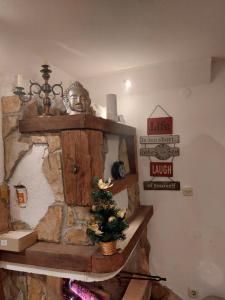 亚霍里纳Kuća Milica的一间设有石头壁炉的房间,上面有雕像