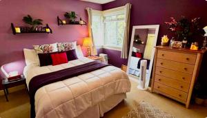 萨里Spacious & Comfortable, Private Queen Room & Bath in West Cloverdale的一间卧室配有一张床、一个梳妆台和一扇窗户。