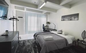 洛杉矶Wonderful LA studio apartment的一间卧室设有一张床和一个大窗户