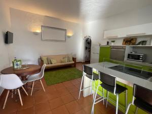 Ojos de GarzaBed&Ride La Manigua的厨房以及带桌椅的起居室。