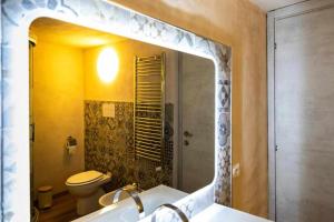 布雷西亚La Casa dello Stilista的一间带水槽、卫生间和镜子的浴室