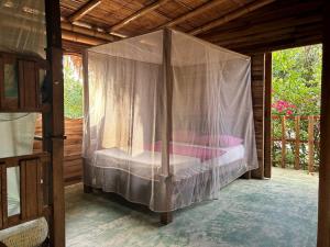帕洛米诺Hostal Corazón de Tagua的配有蚊帐的客房内的一张床位